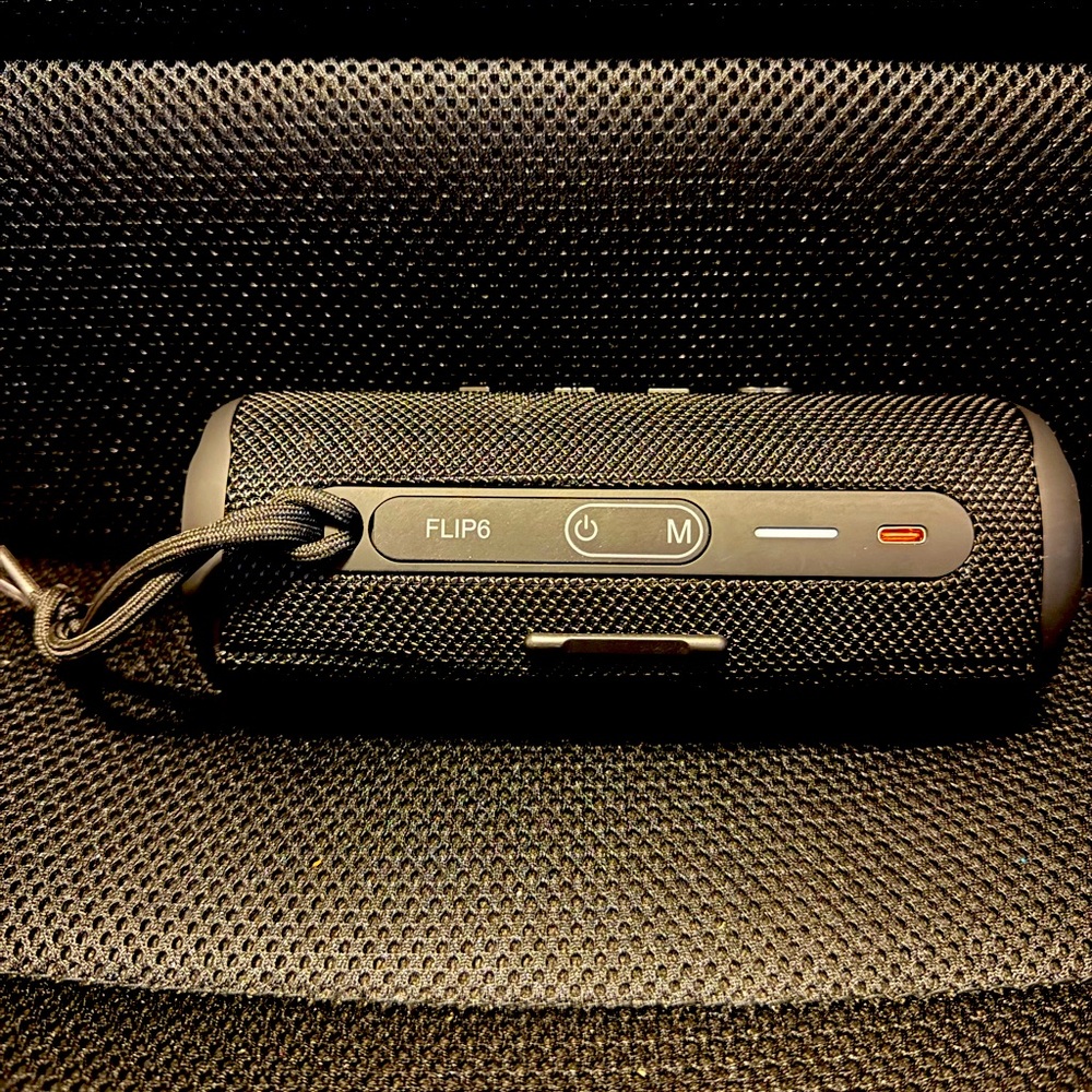 Flip6 Bluetooth speaker, works as it should. Just don’t have charger.